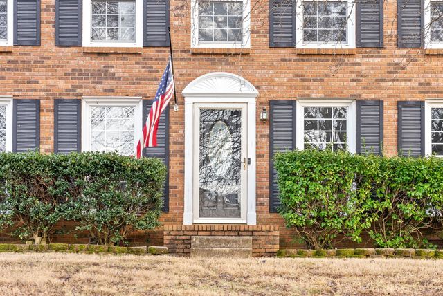 523 W Point Dr, Clarksville, TN 37043