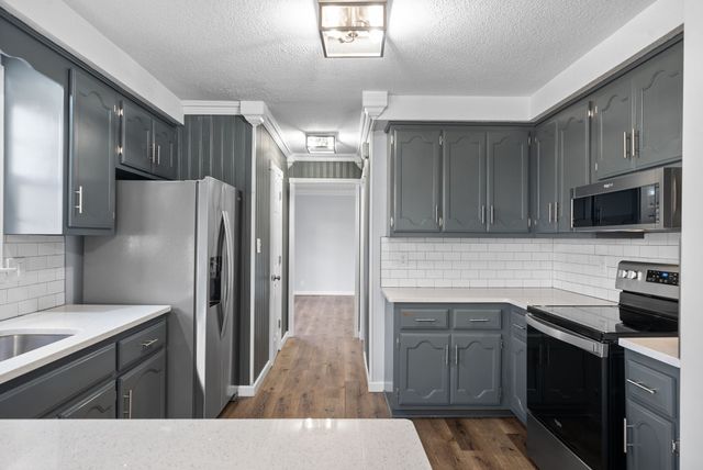 523 W Point Dr, Clarksville, TN 37043