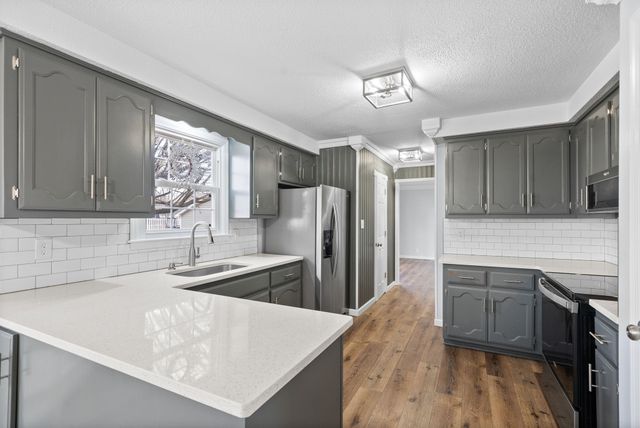 523 W Point Dr, Clarksville, TN 37043