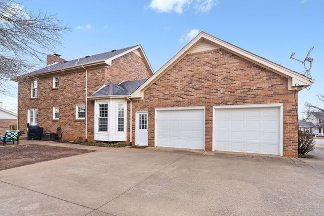 523 W Point Dr, Clarksville, TN 37043