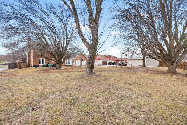 523 W Point Dr, Clarksville, TN 37043
