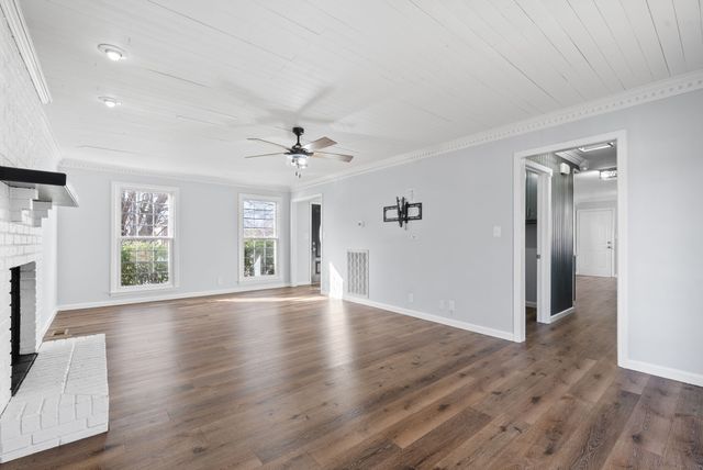 523 W Point Dr, Clarksville, TN 37043