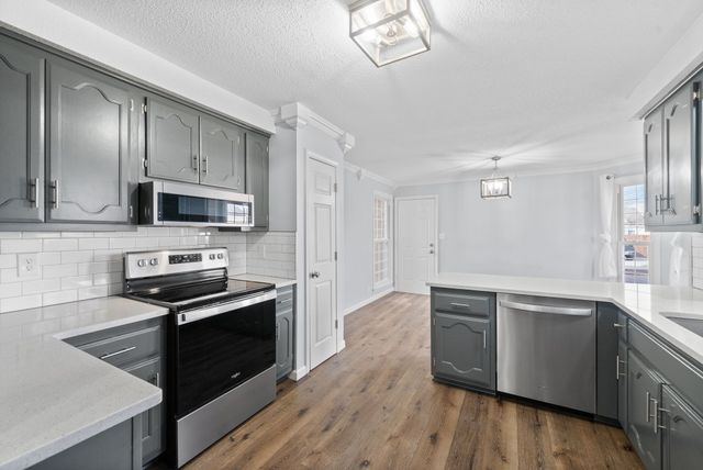 523 W Point Dr, Clarksville, TN 37043