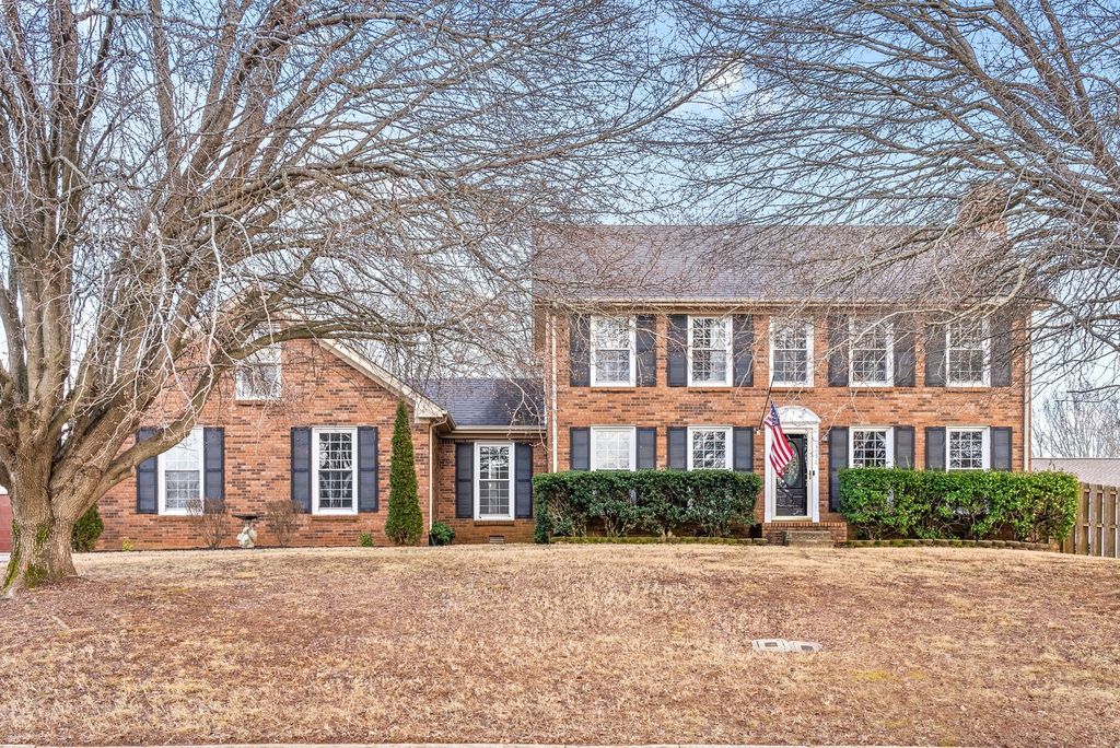 523 W Point Dr, Clarksville, TN 37043