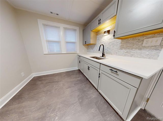 12061 Cloverlawn Street, Detroit, MI 48204