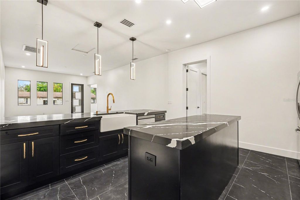 Image 14 of property listing at 105 GARLAND AVENUE, Seffner, FL 33584