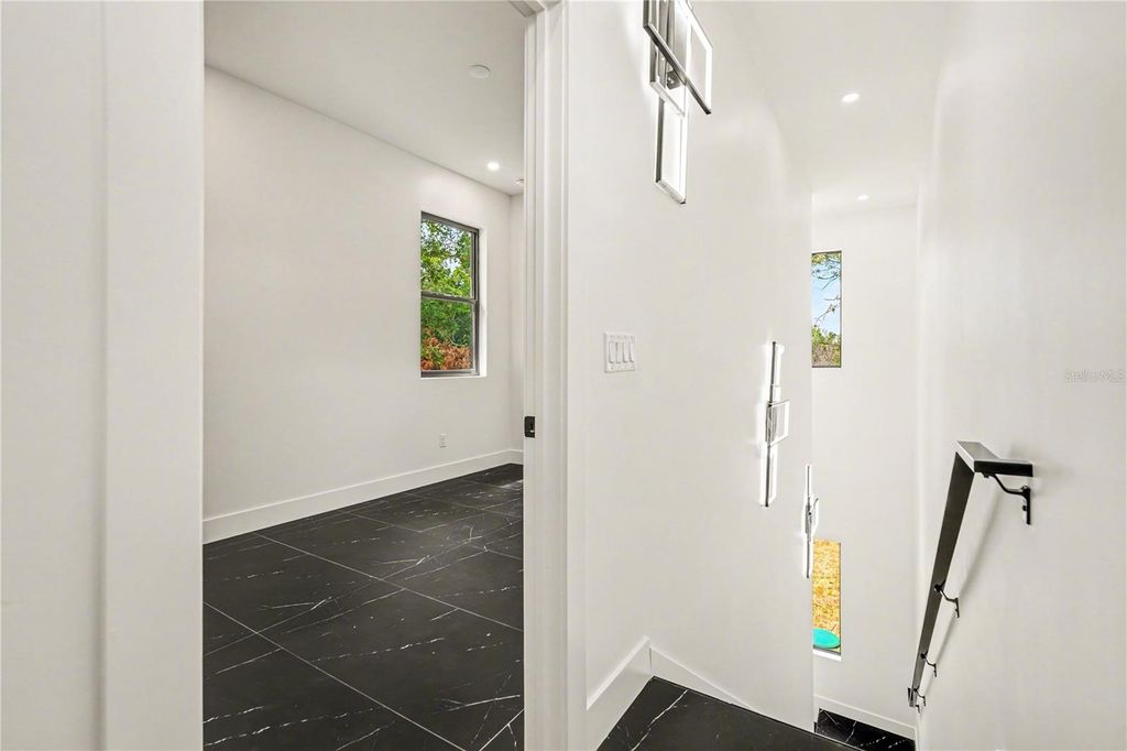Image 21 of property listing at 105 GARLAND AVENUE, Seffner, FL 33584