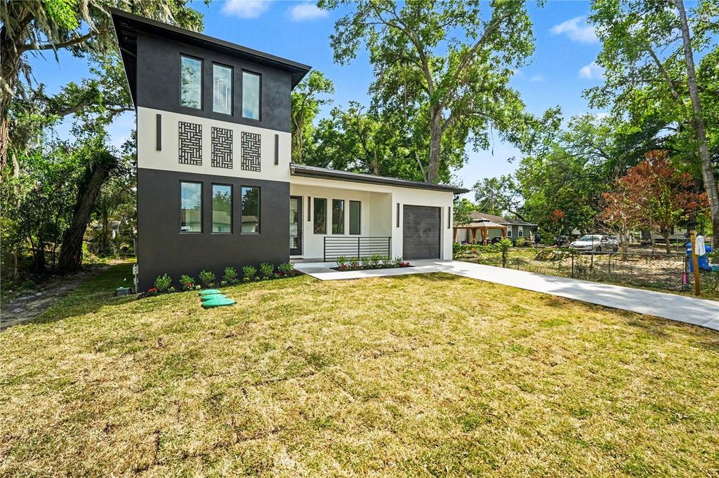Image 6 of property listing at 105 GARLAND AVENUE, Seffner, FL 33584
