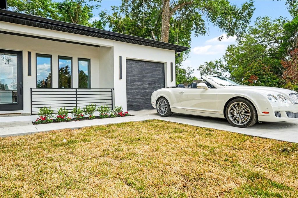 Image 9 of property listing at 105 GARLAND AVENUE, Seffner, FL 33584