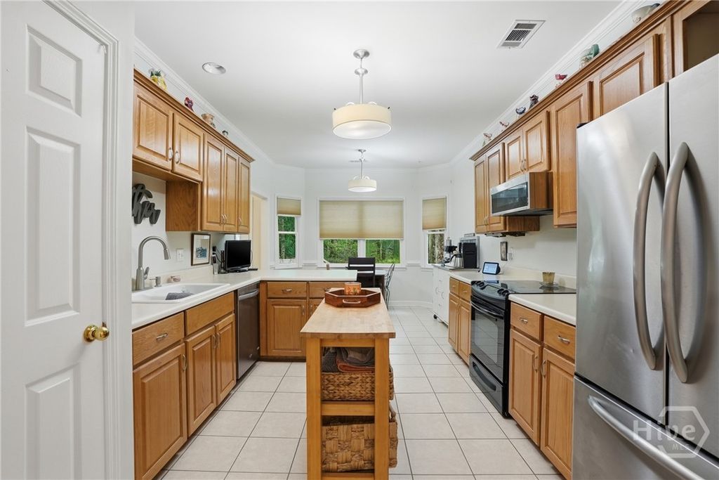 Image 11 of property listing at 4 Oak Park Place, Savannah, GA 31405