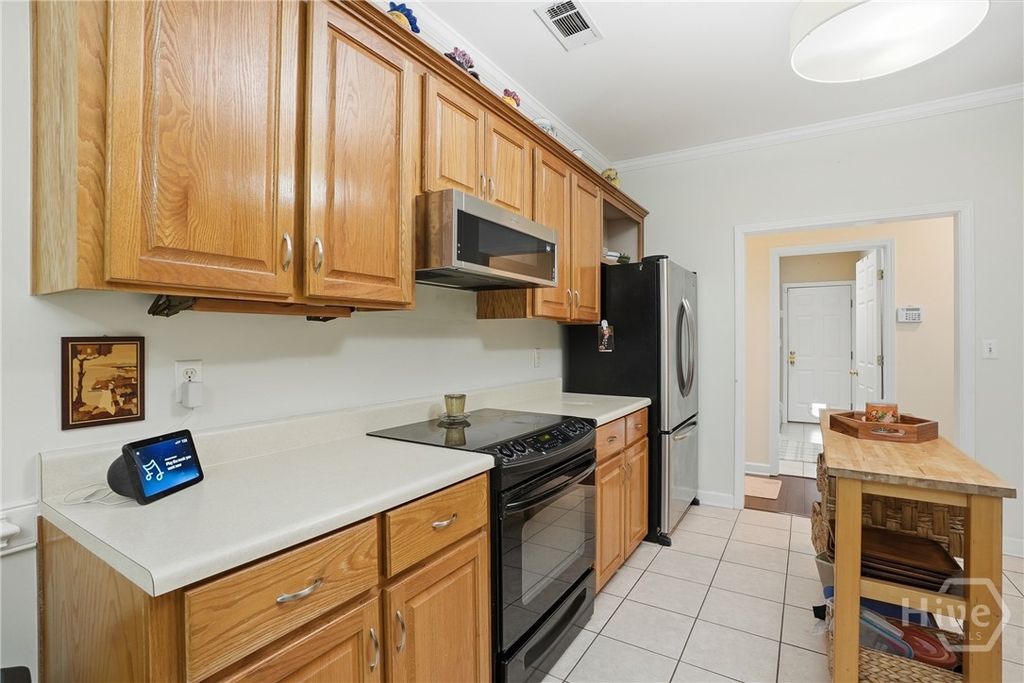 Image 12 of property listing at 4 Oak Park Place, Savannah, GA 31405