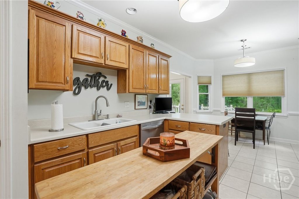 Image 14 of property listing at 4 Oak Park Place, Savannah, GA 31405