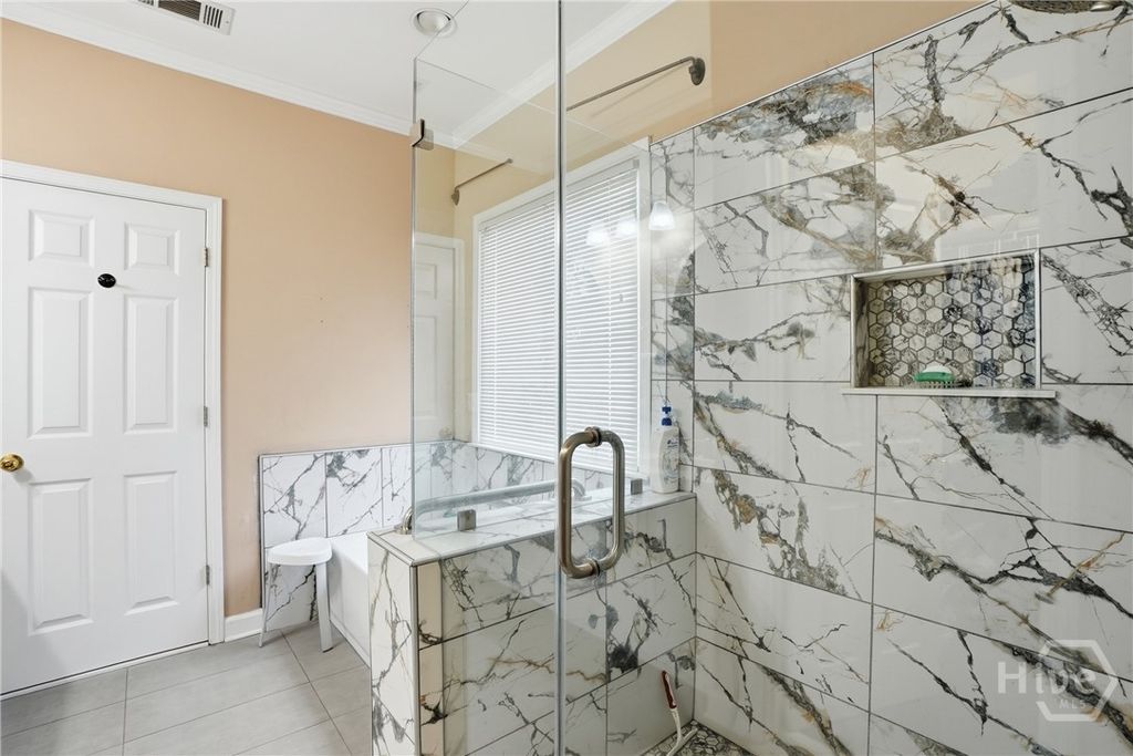 Image 20 of property listing at 4 Oak Park Place, Savannah, GA 31405