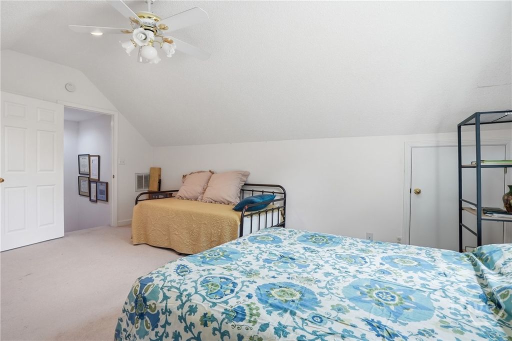 Image 25 of property listing at 4 Oak Park Place, Savannah, GA 31405