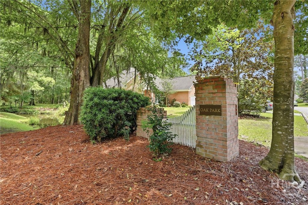 Image 33 of property listing at 4 Oak Park Place, Savannah, GA 31405