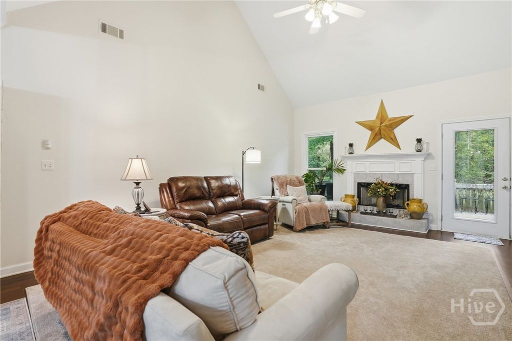 Image 6 of property listing at 4 Oak Park Place, Savannah, GA 31405