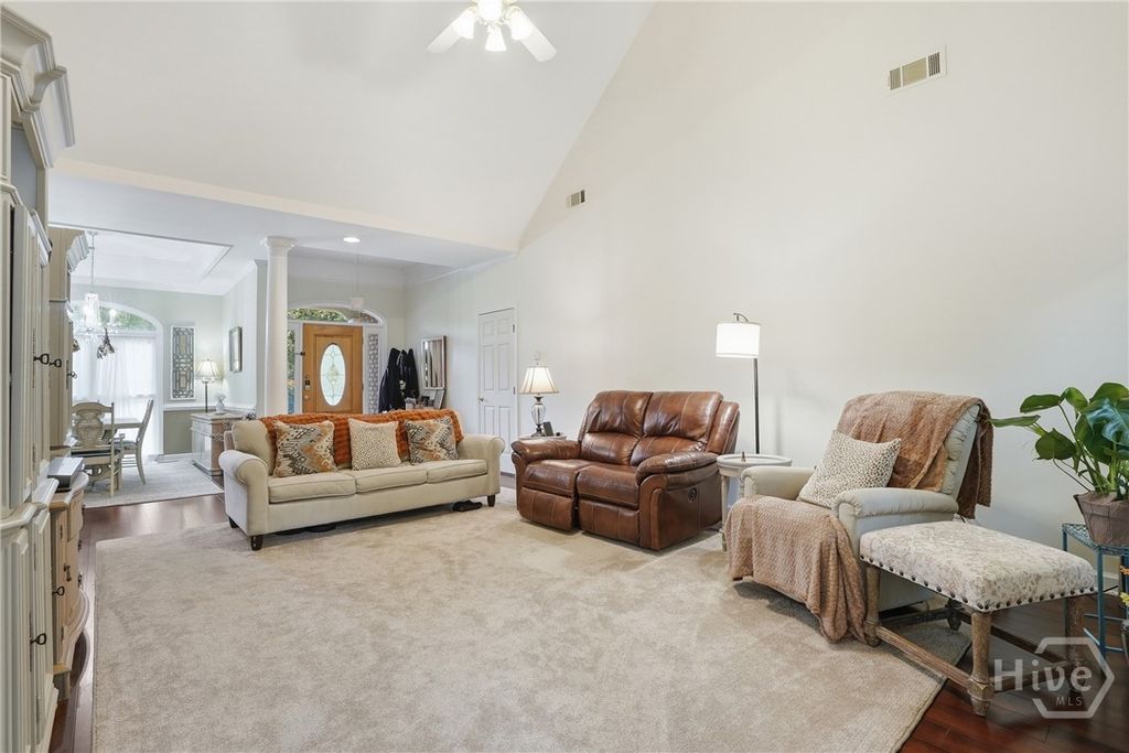 Image 7 of property listing at 4 Oak Park Place, Savannah, GA 31405