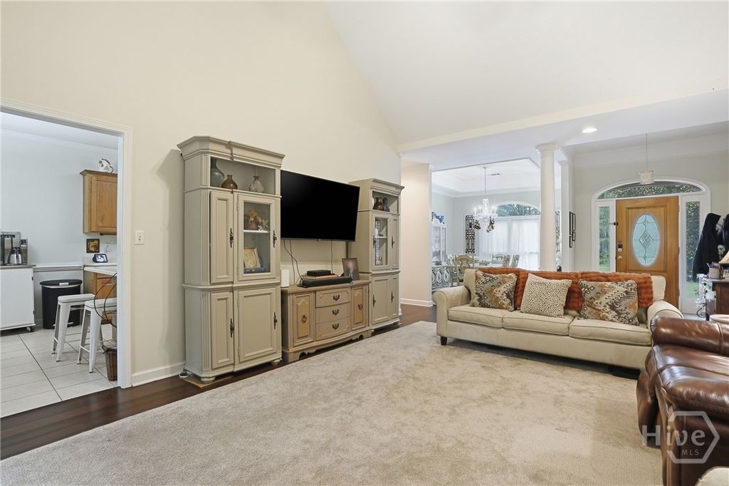 Image 8 of property listing at 4 Oak Park Place, Savannah, GA 31405