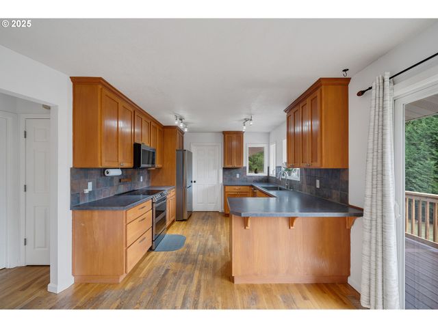 33281 KAMMEYER Rd, Scappoose, OR 97056