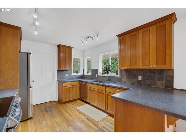 33281 KAMMEYER Rd, Scappoose, OR 97056