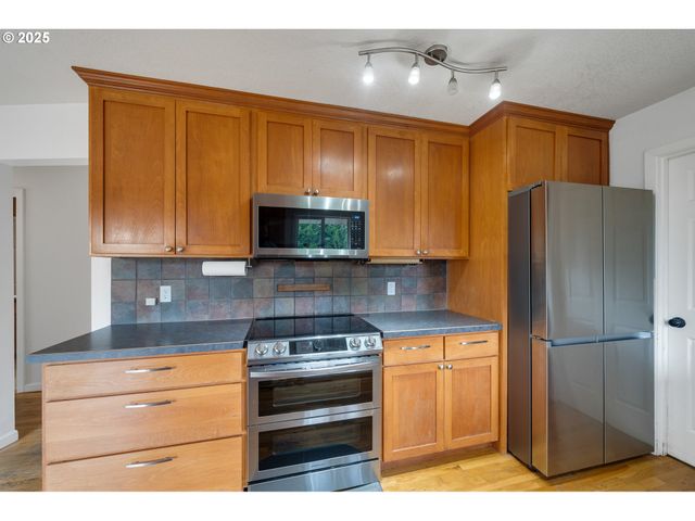 33281 KAMMEYER Rd, Scappoose, OR 97056