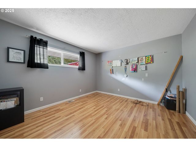 33281 KAMMEYER Rd, Scappoose, OR 97056