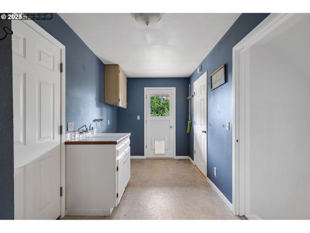 33281 KAMMEYER Rd, Scappoose, OR 97056