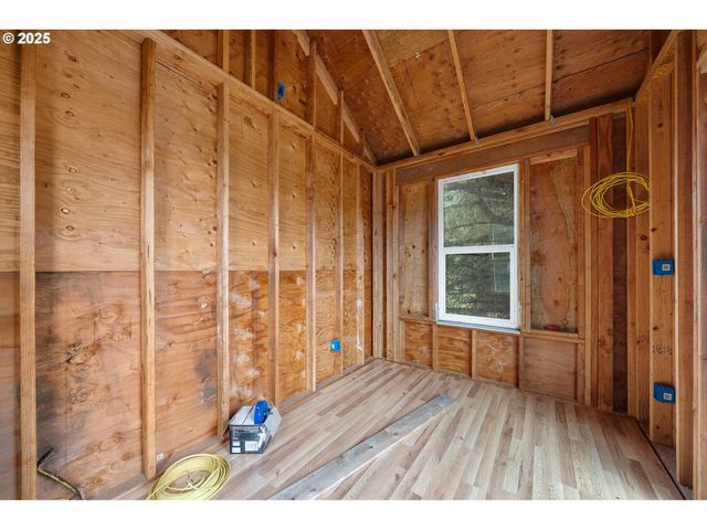 33281 KAMMEYER Rd, Scappoose, OR 97056