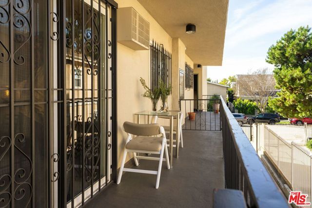 1754 N Kenmore Avenue 202, Los Angeles, CA 90027