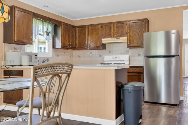 11 Burgess Court, Toms River, NJ 08757