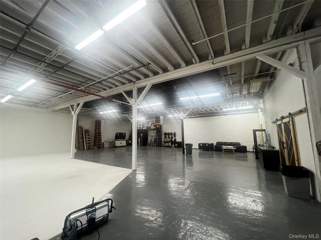 300 Kingsland Avenue, Brooklyn, NY 11222 — exterior