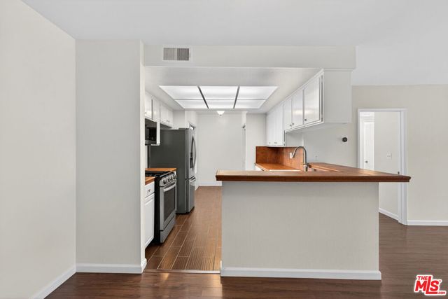 11706 Montana Avenue 202, Los Angeles, CA 90049