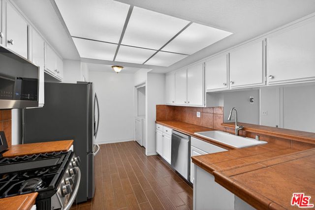 11706 Montana Avenue 202, Los Angeles, CA 90049
