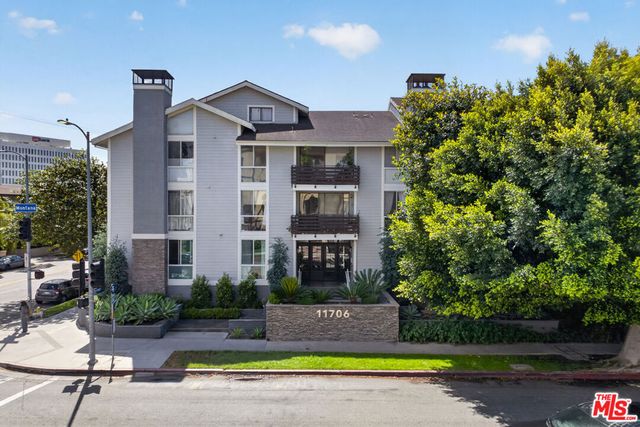 11706 Montana Avenue 202, Los Angeles, CA 90049