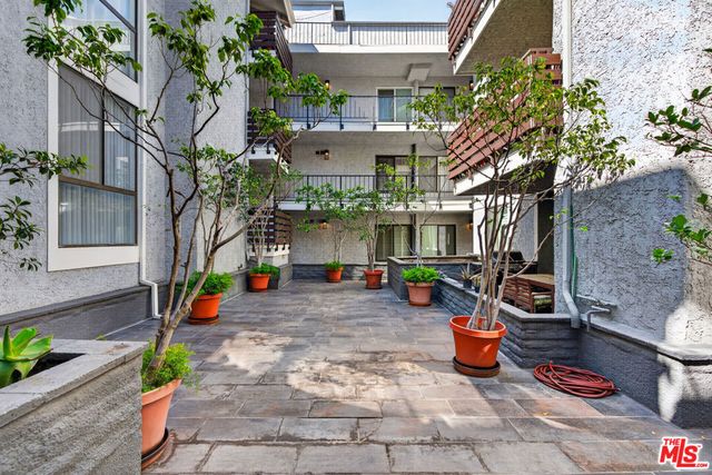 11706 Montana Avenue 202, Los Angeles, CA 90049