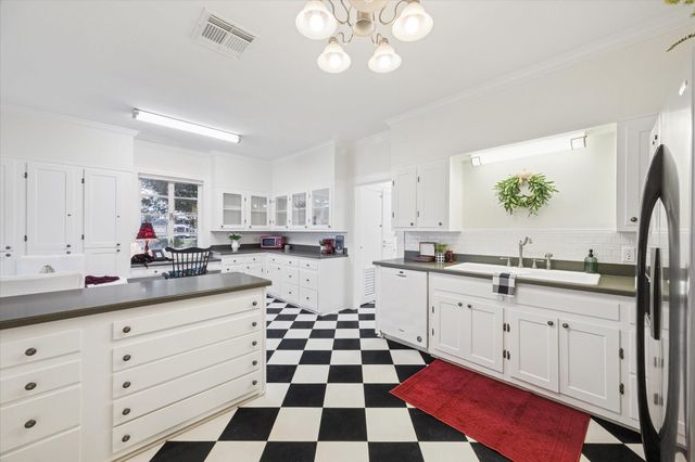 302 E Jackson Street, West Columbia, TX 77486