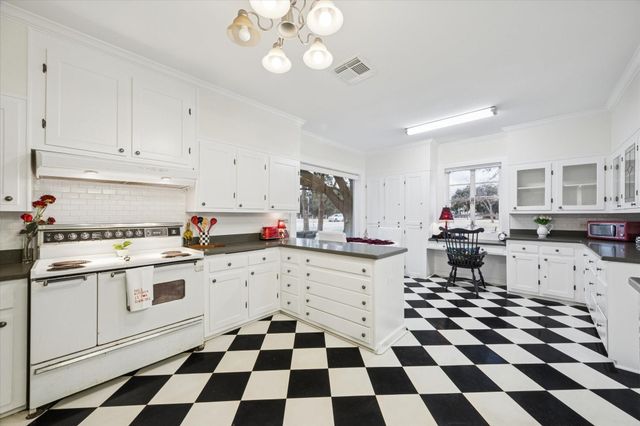 302 E Jackson Street, West Columbia, TX 77486