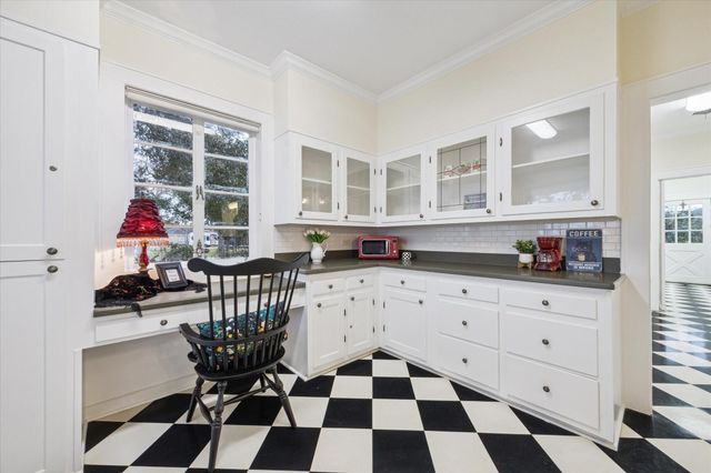 302 E Jackson Street, West Columbia, TX 77486