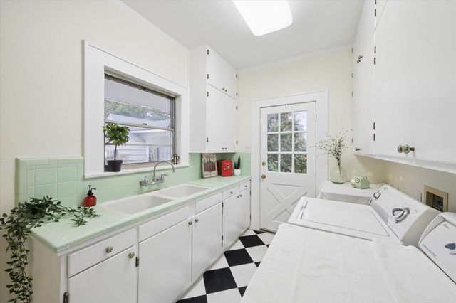 302 E Jackson Street, West Columbia, TX 77486