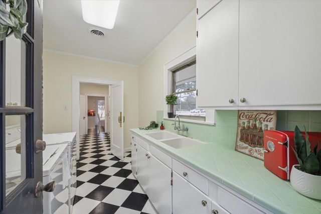 302 E Jackson Street, West Columbia, TX 77486