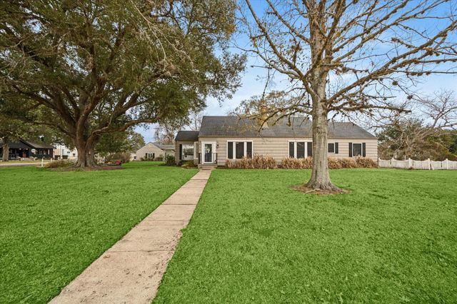 302 E Jackson Street, West Columbia, TX 77486