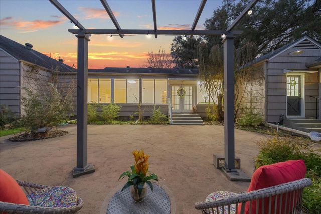 302 E Jackson Street, West Columbia, TX 77486