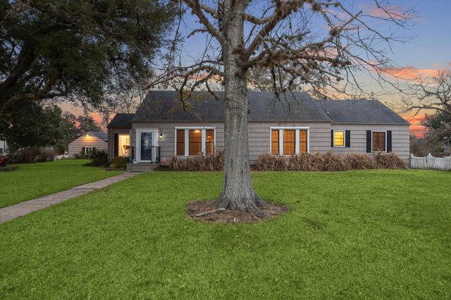 302 E Jackson Street, West Columbia, TX 77486