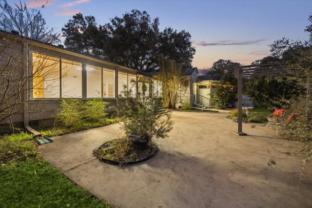 302 E Jackson Street, West Columbia, TX 77486