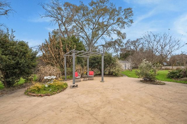 302 E Jackson Street, West Columbia, TX 77486