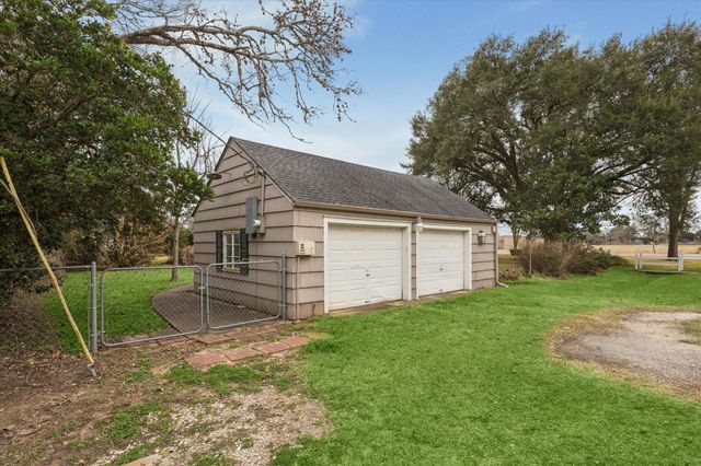 302 E Jackson Street, West Columbia, TX 77486