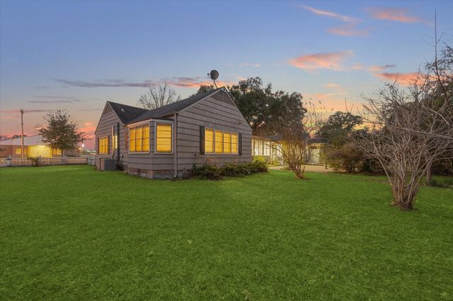 302 E Jackson Street, West Columbia, TX 77486