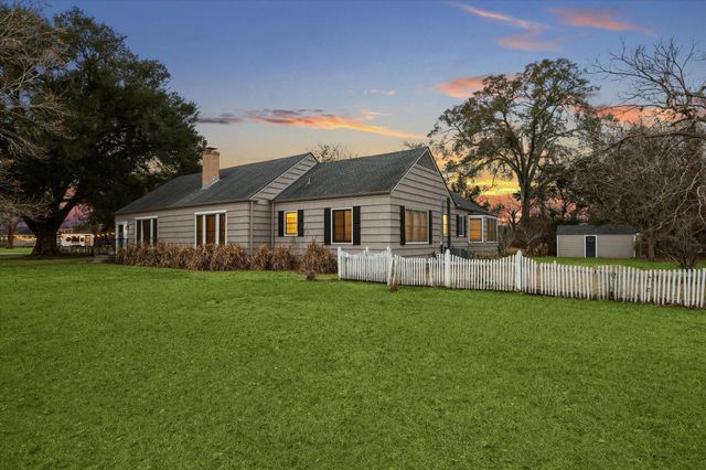 302 E Jackson Street, West Columbia, TX 77486