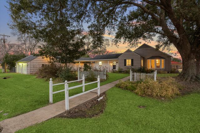 302 E Jackson Street, West Columbia, TX 77486