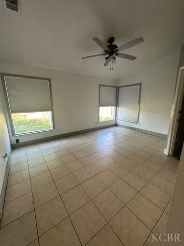 982 Cedarwood Street, Hanford, CA 93230